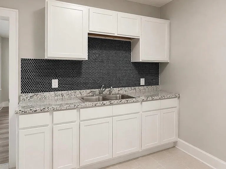 2315 Tuxedo St — Photo 2