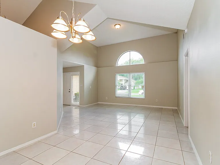 825 Virginia Woods Ln — Photo 4