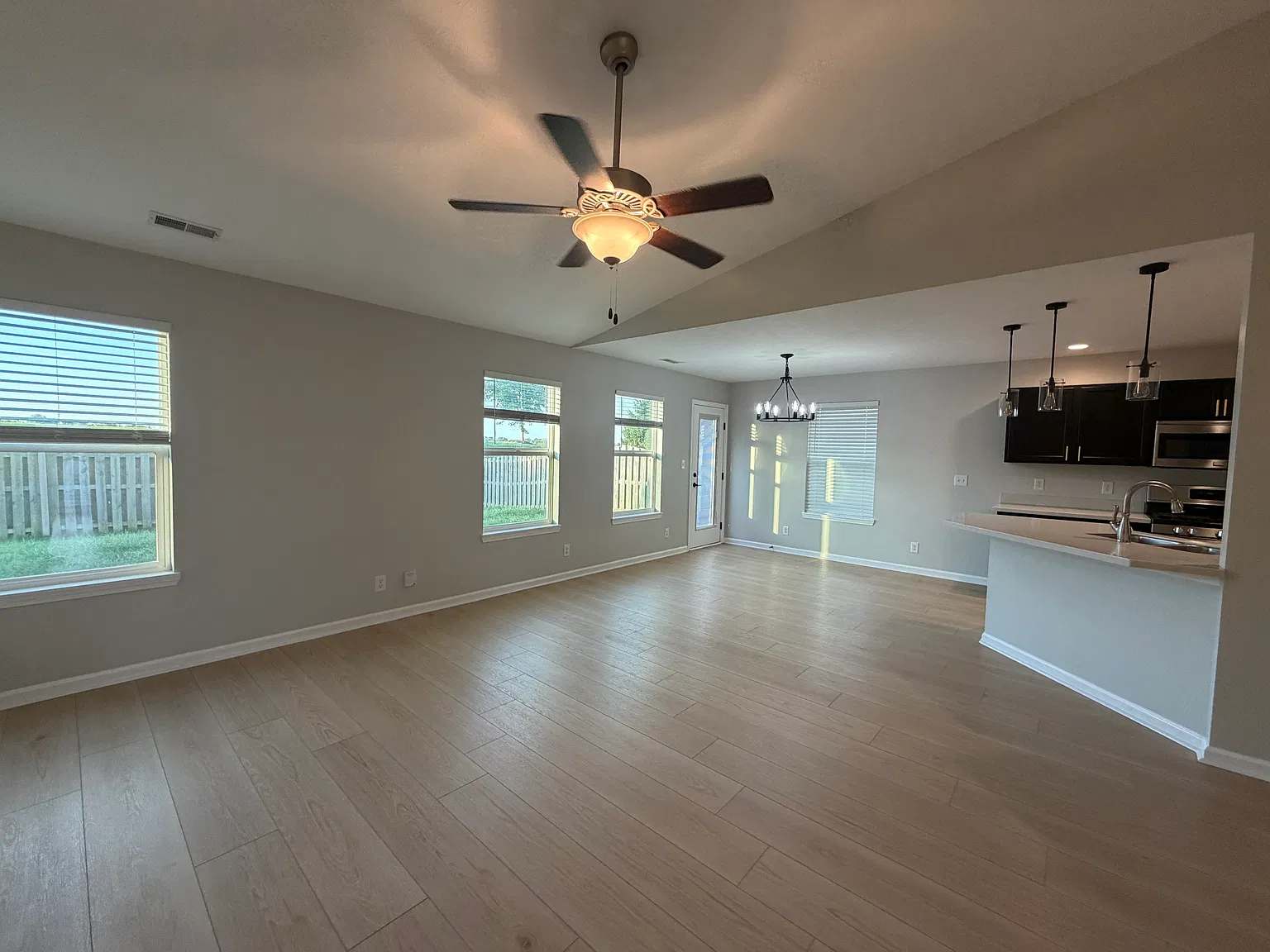 3 bed, 1598 sqft, $1,980 — Photo 2