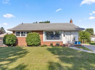 6615 Golfview St, Garden City, MI 48135