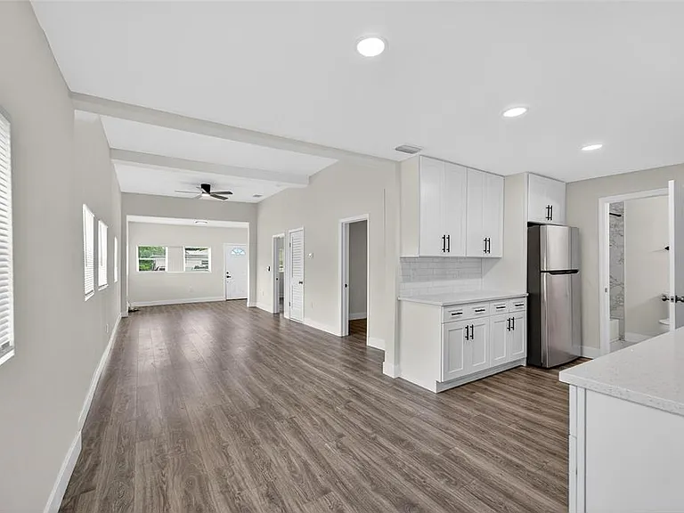 2525 W Beach St — Photo 18