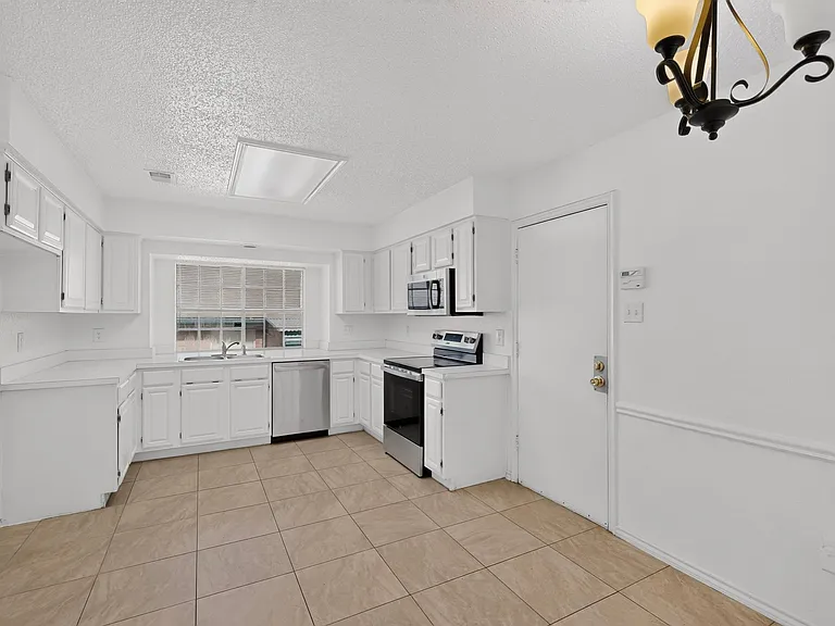 1426 Mapleview Dr — Photo 9