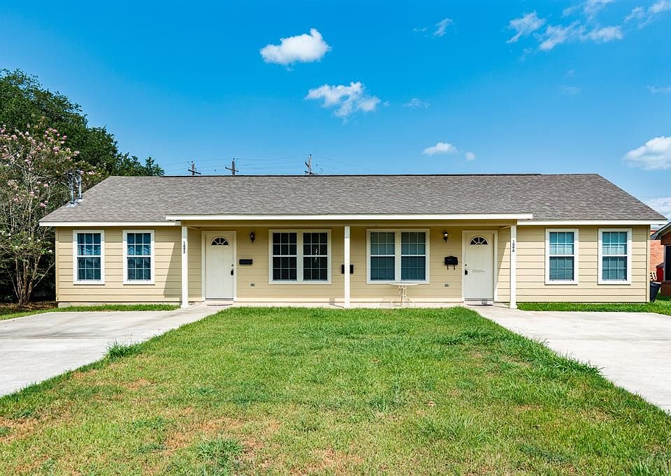 1st image of 1090 Woods Dr