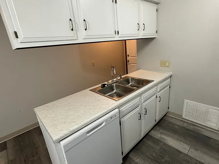 Maple Apartments — Photo 12