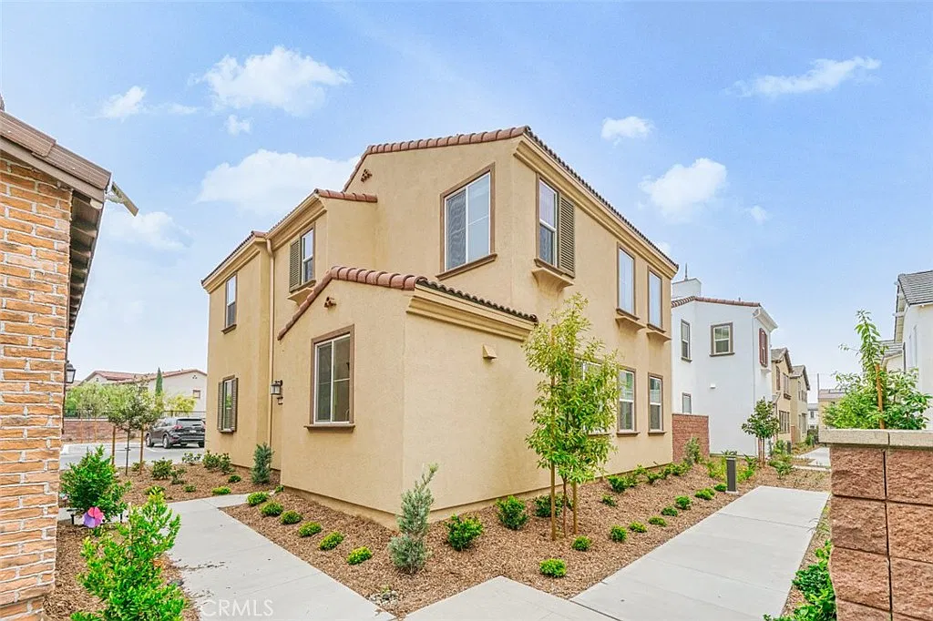 4 bed, 4.5 bath, 1947 sqft, $3,600 — Photo 1