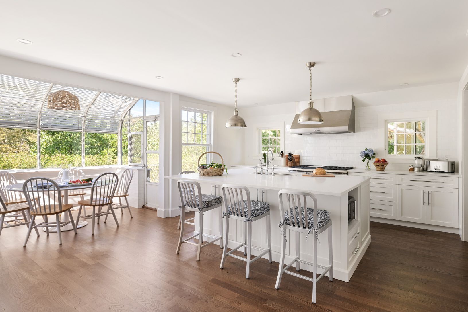 Eat-In kitchen