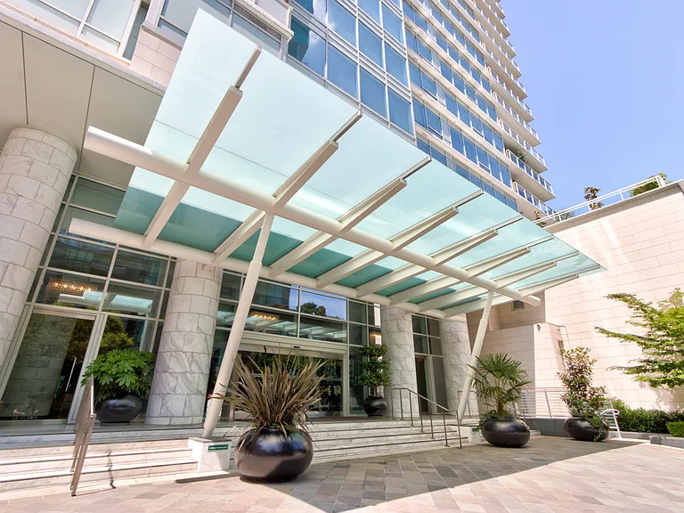 1139 Cordova St W — Photo 2