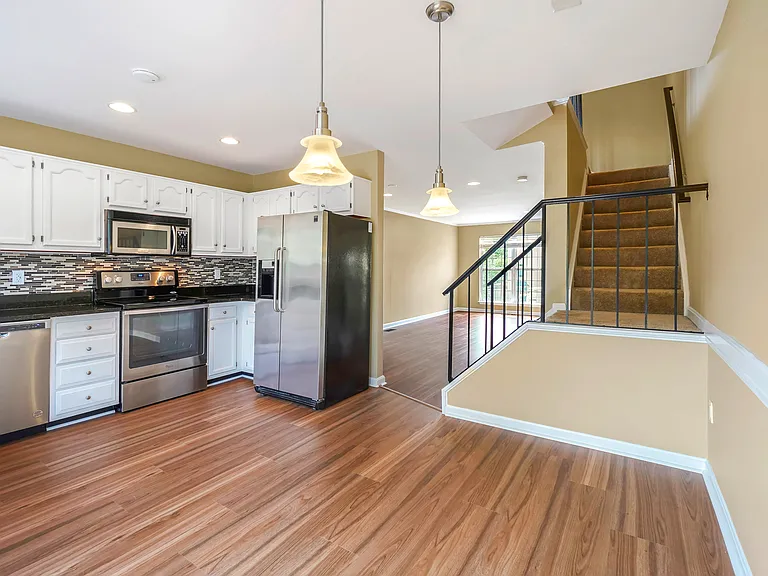 20206 Foothill Ter — Photo 11