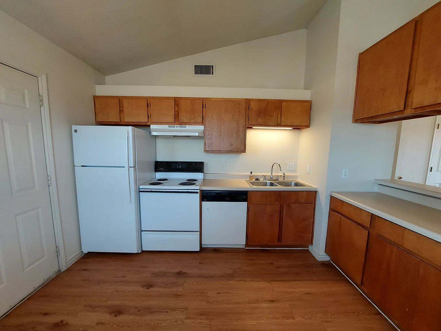 2 bed, 885 sqft, $1,150 — Photo 3
