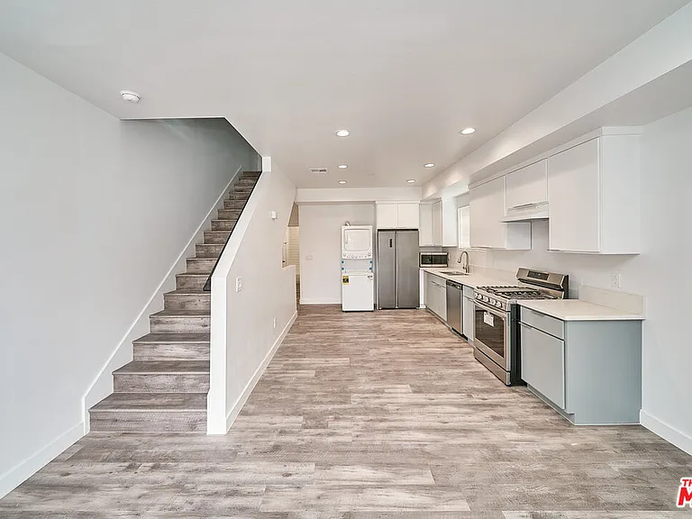 603 W 41st Pl — Photo 9