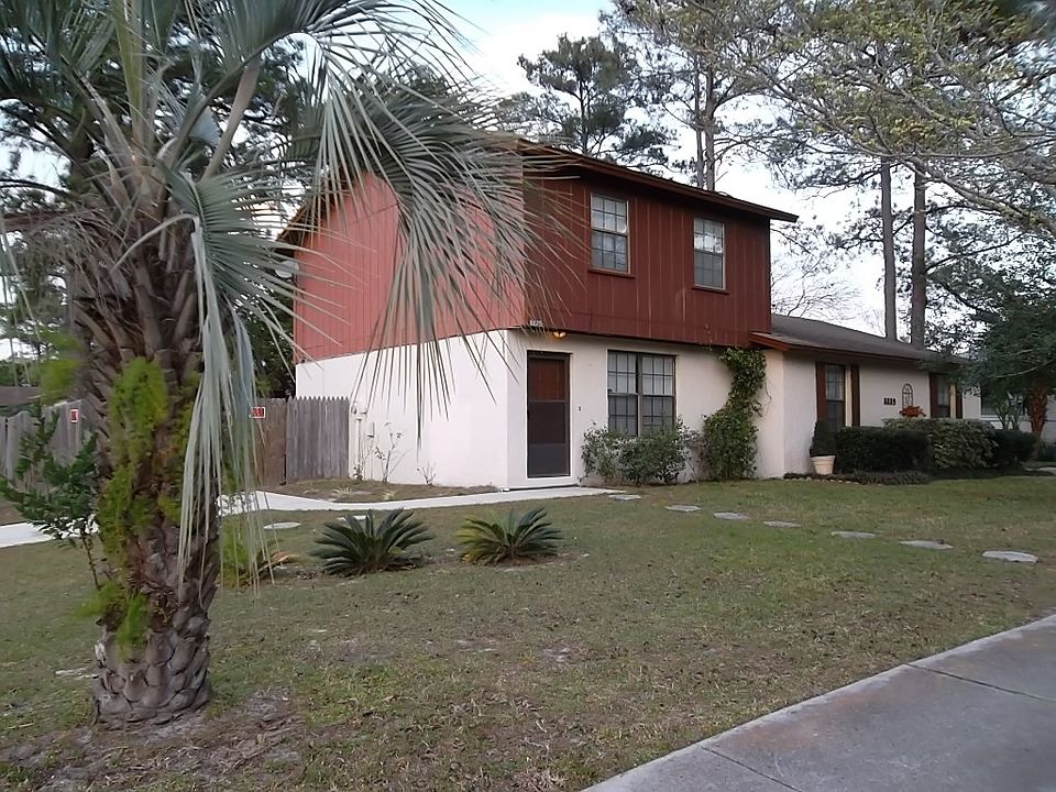 Corner lot townhouse