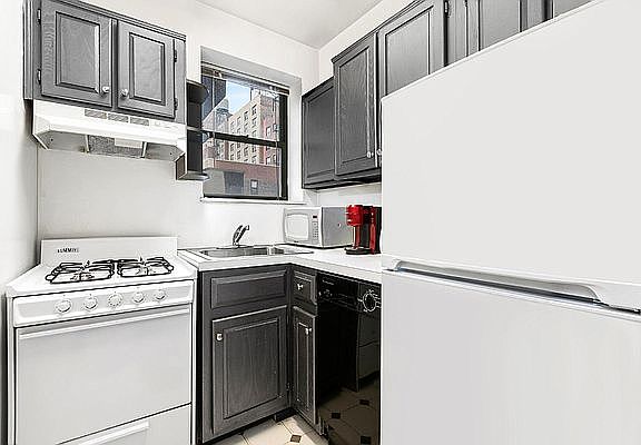 5th image of 186 W 80th St APT 7M
