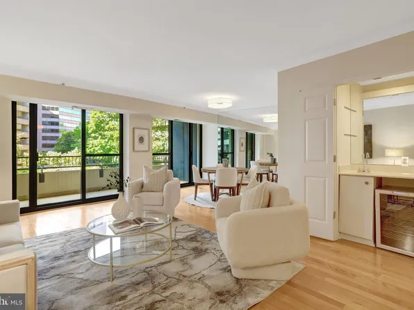 1300 Crystal Dr APT 401S, Arlington, VA 22202