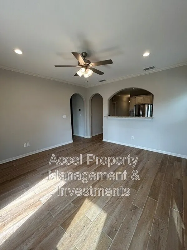 3 bed, 2.0 bath, 1390 sqft, $1,700 — Photo 3