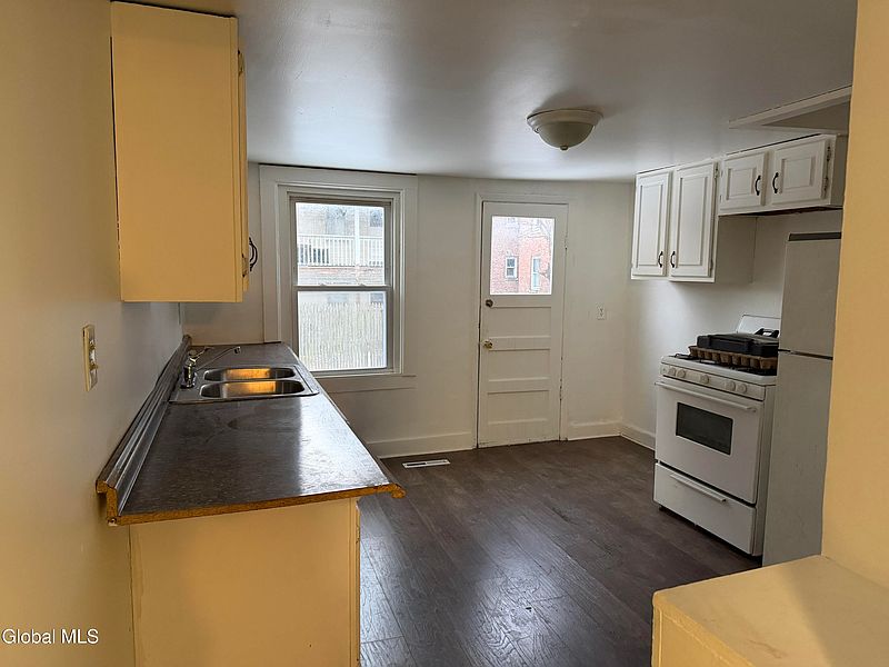 2nd image of 252 Yates Street