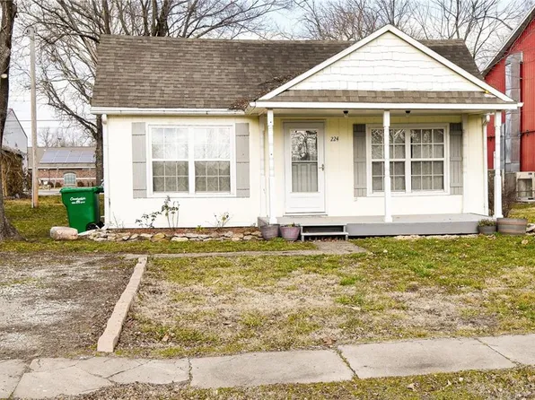 224 E 3rd St, Adrian, MO 64720
