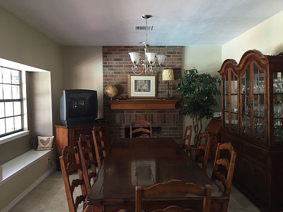 LARGE Diningroom with fireplace