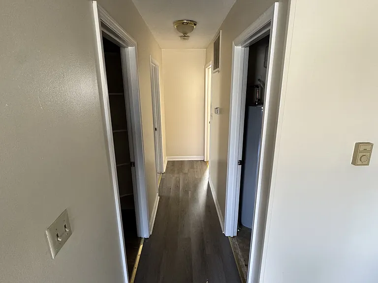 702 Thomas Ln — Photo 7