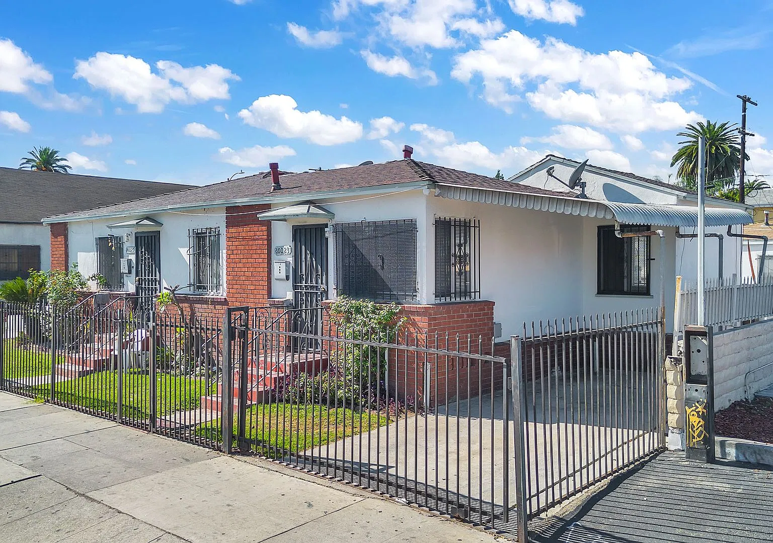 Convenient 1-Bedroom Home with Dedicated Parking in Los Angeles! — Photo 1