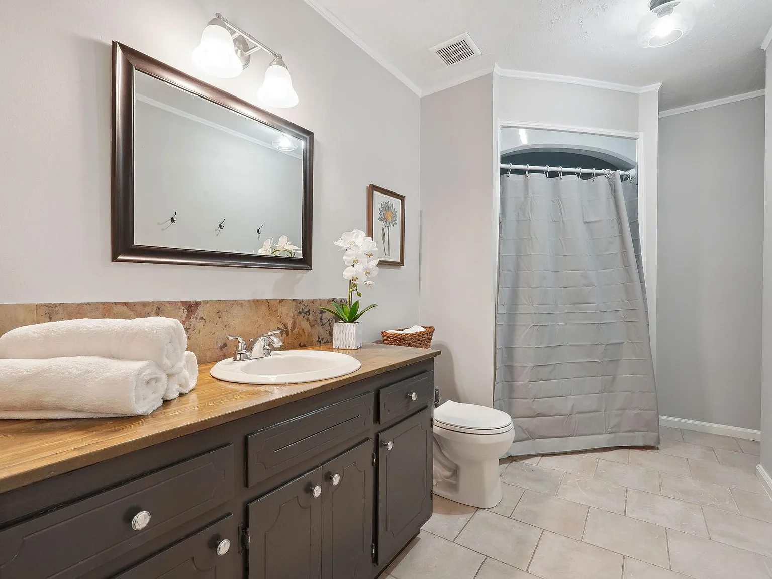 4 bed, 3.0 bath, 2376 sqft, $836 — Photo 4