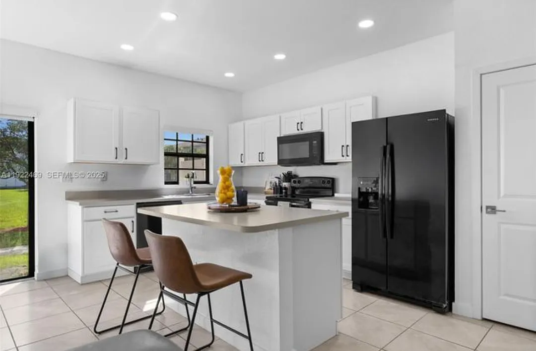 3 bed, 3.5 bath, 1466 sqft, $2,500 — Photo 2