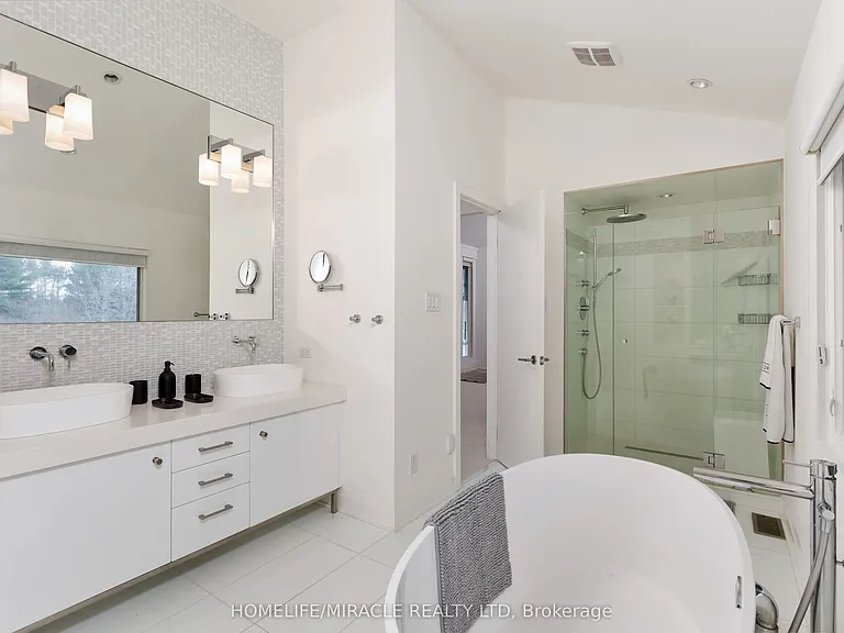 11 Champlain Cres — Photo 8
