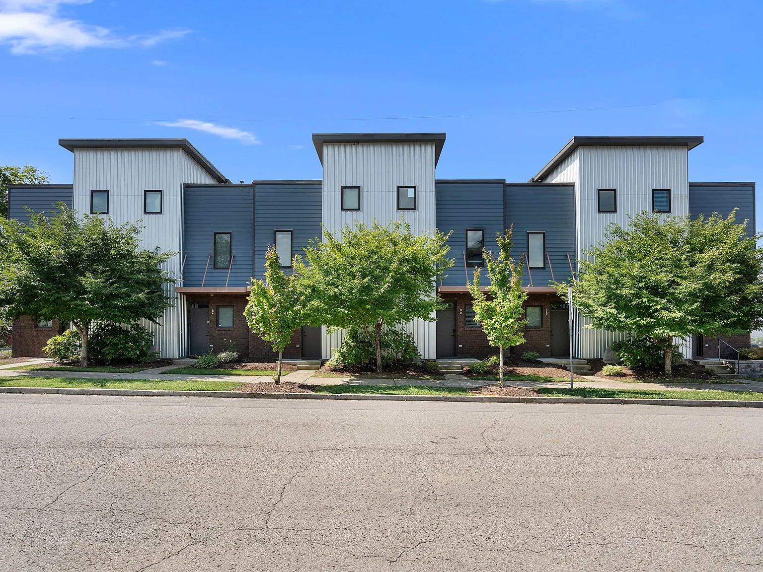 3 bed, 2.5 bath, 1073 sqft, $3,195 — Photo 3