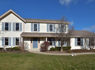 1047 Hillwood Blvd, Pewaukee, WI 53072