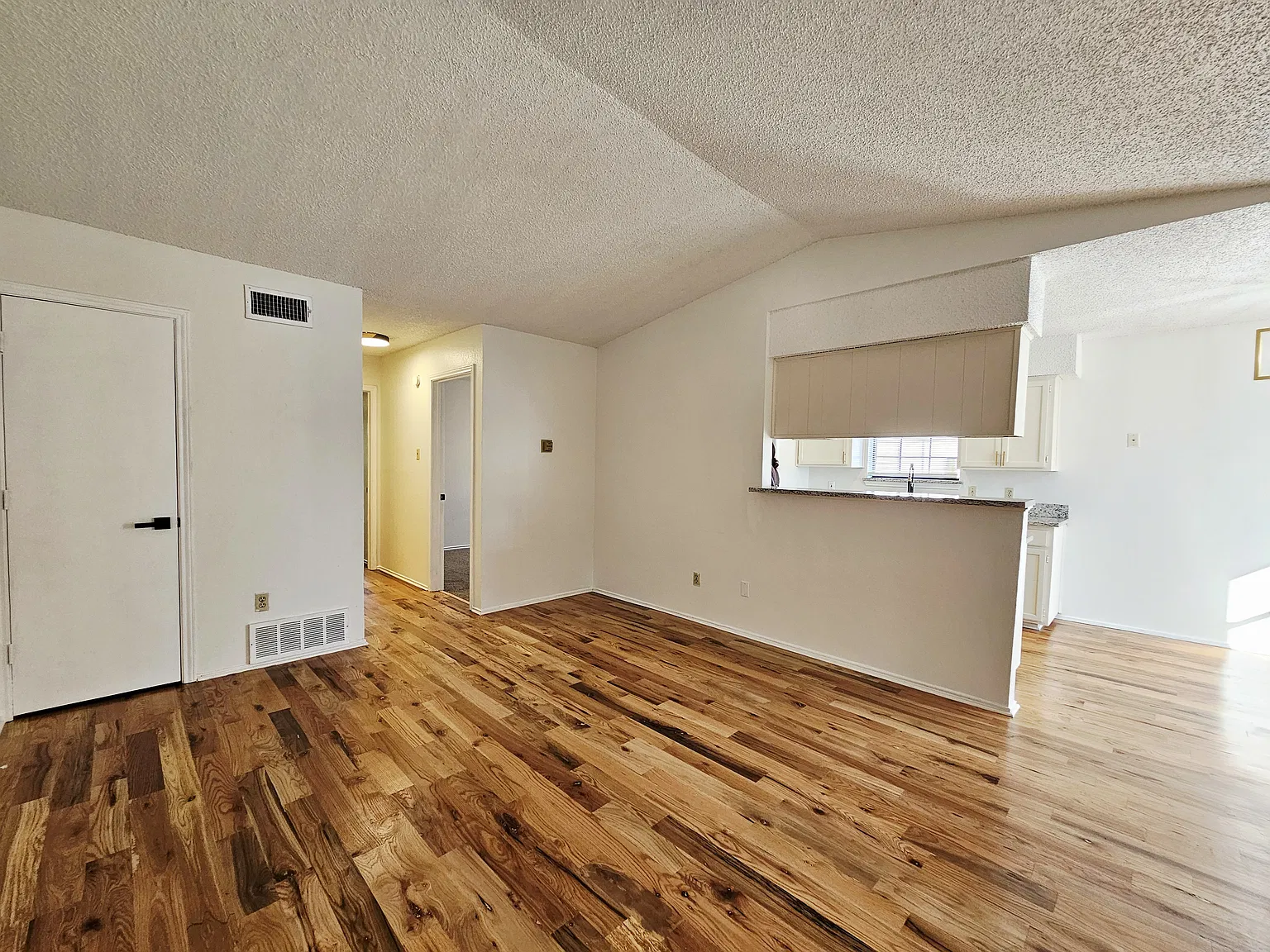 2 bed, 832 sqft, $1,225 — Photo 2