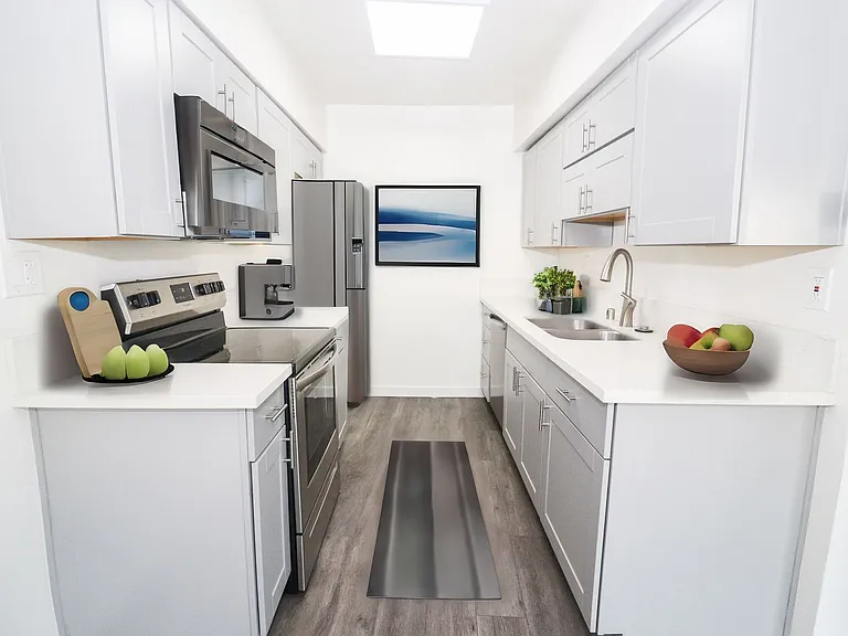 Encino Plaza Apartments — Photo 6