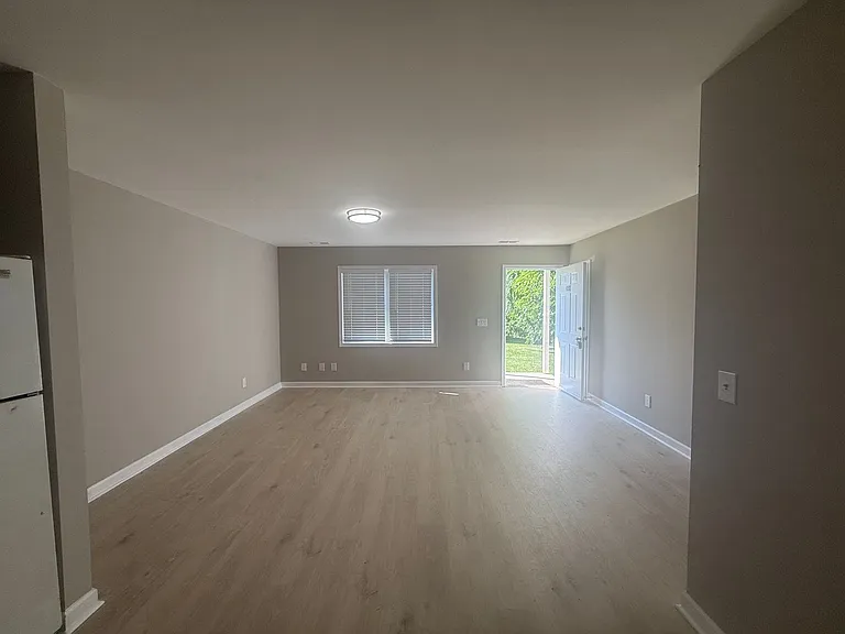 Two bedroom, 1 bath apartment in Burlington — Photo 2