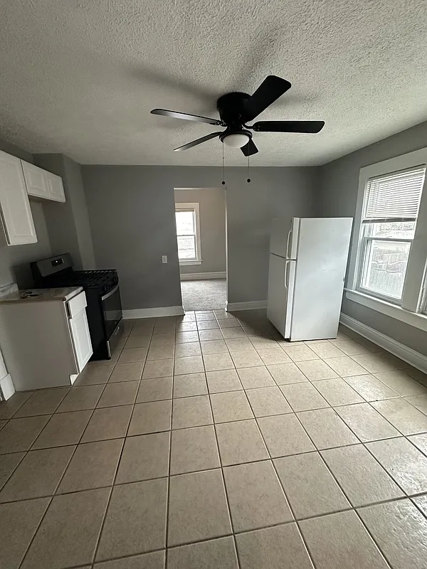 2 bed, 1.0 bath, 928 sqft, $995 — Photo 1