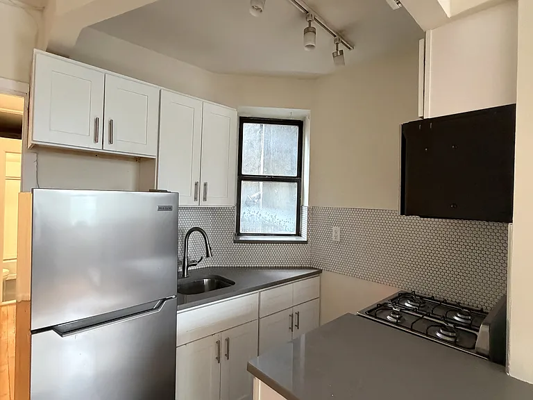 255 E 10th St #4B — Photo 2