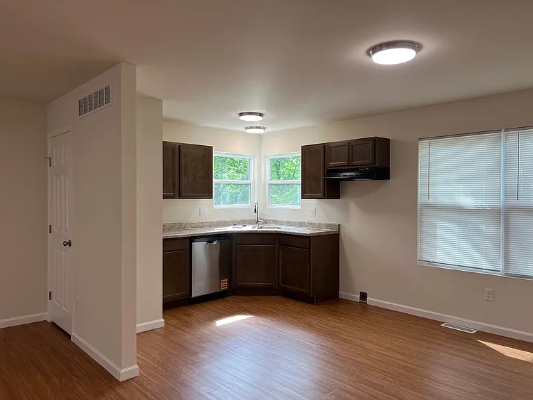 476 London Ct — Photo 7