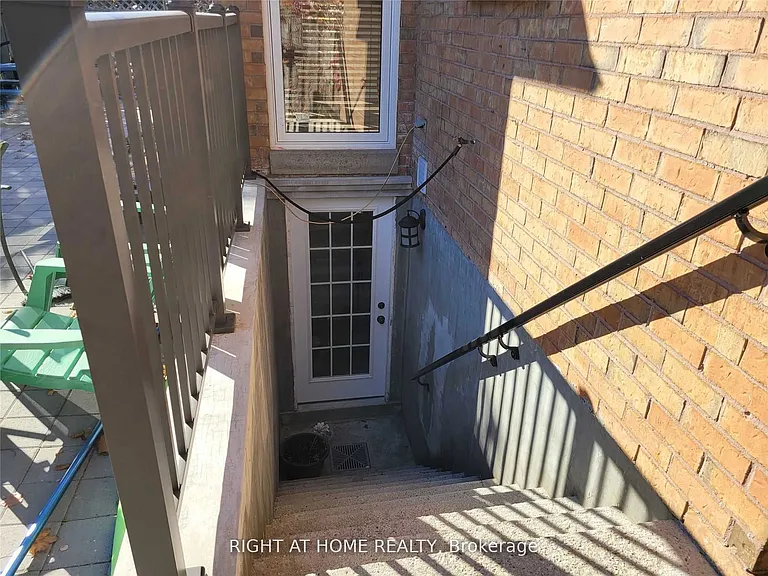 1080 Glenashton Dr #BASEMENT — Photo 3