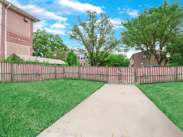 1087 Blake Avenue image 21 of 25