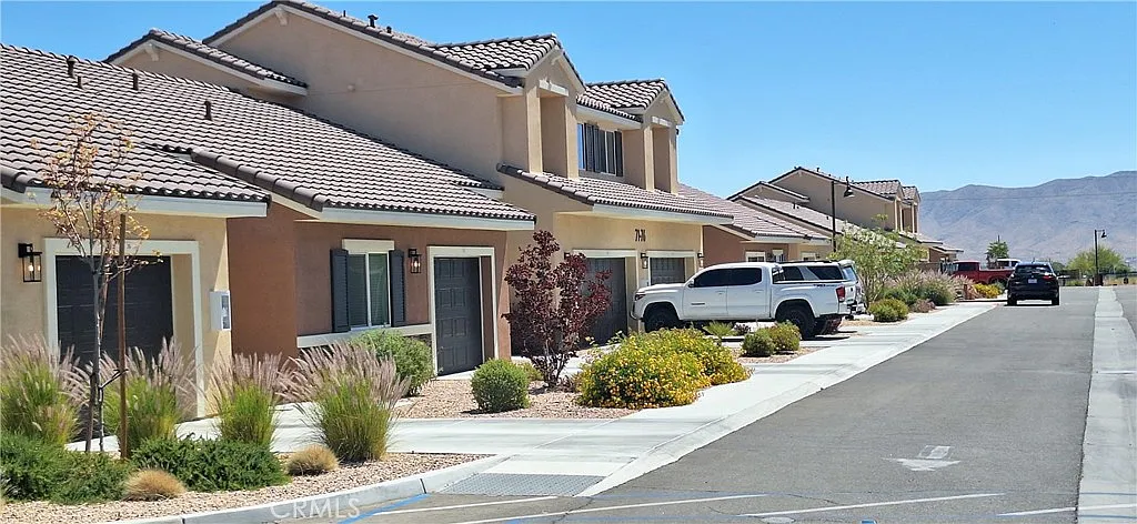 3 bed, 2.5 bath, 1281 sqft, $2,395 — Photo 2