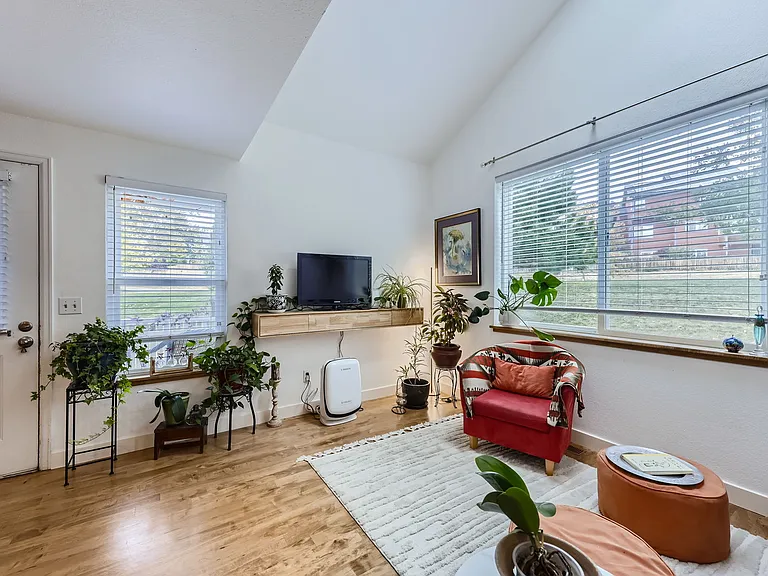 410 Owl Dr — Photo 2
