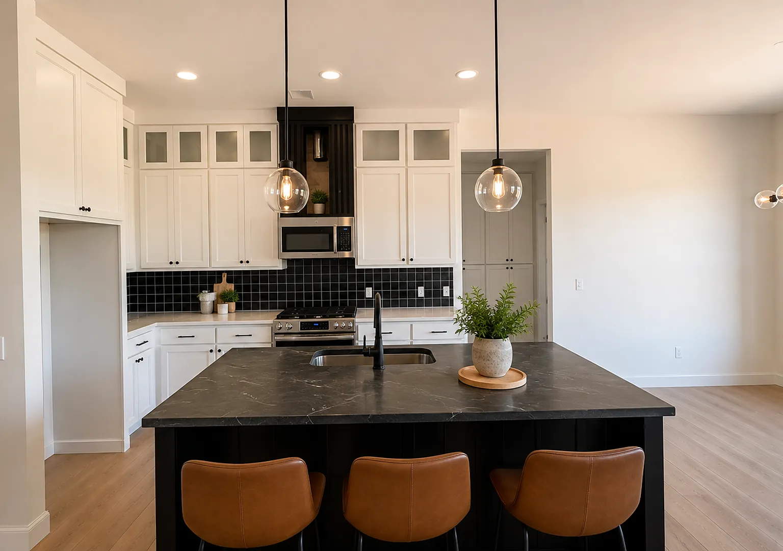 Beautiful 4-Bedroom Home with 3-Car Garage in Yukon — Photo 4