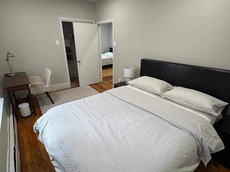Spacious room with a premium extra-large bed, designed to provide optimal rest and maximum comfort.