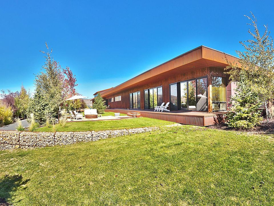 Clean, modern home built in 2013