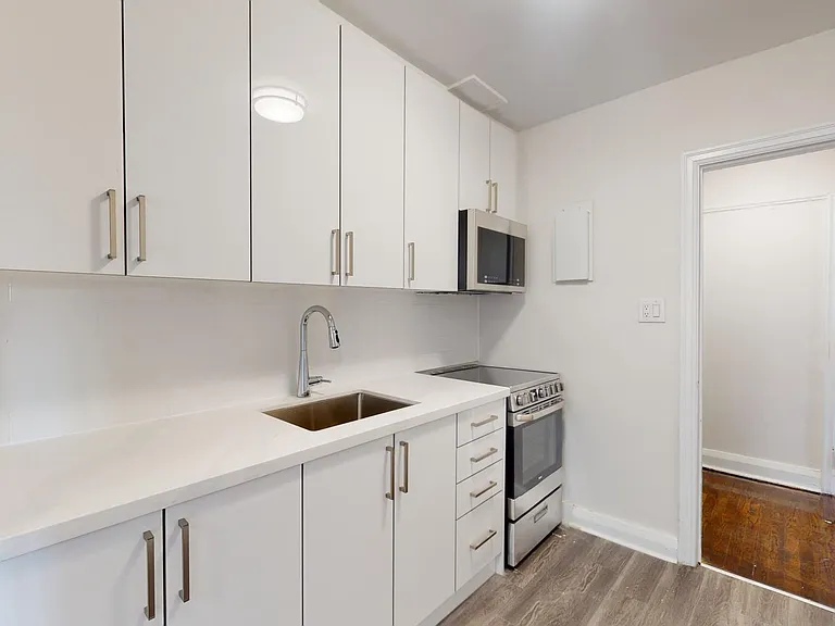 320 Lonsdale Rd — Photo 19