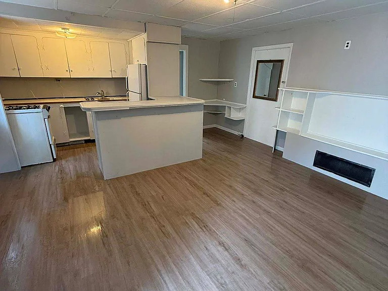 335 Woodlawn Ave — Photo 2