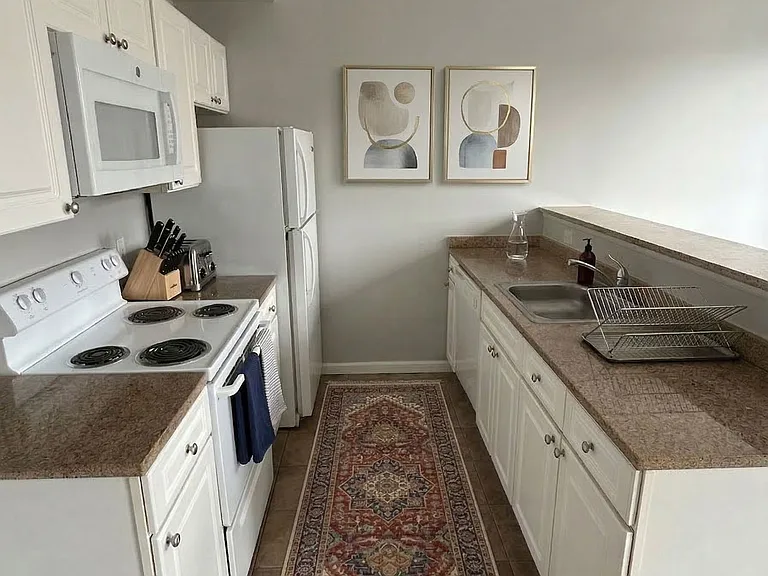 Farmington Avenue Apartments — Photo 35