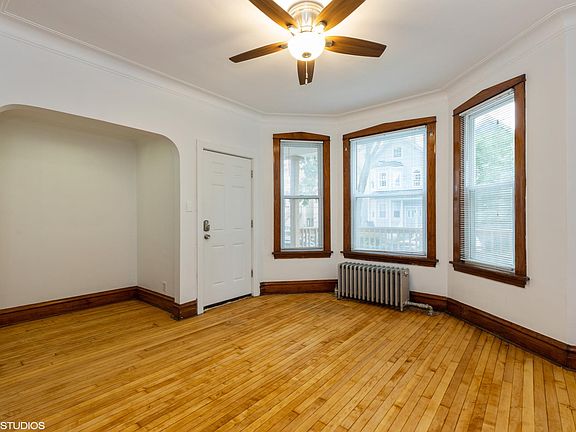 3rd image of 3051 N Leavitt St #2