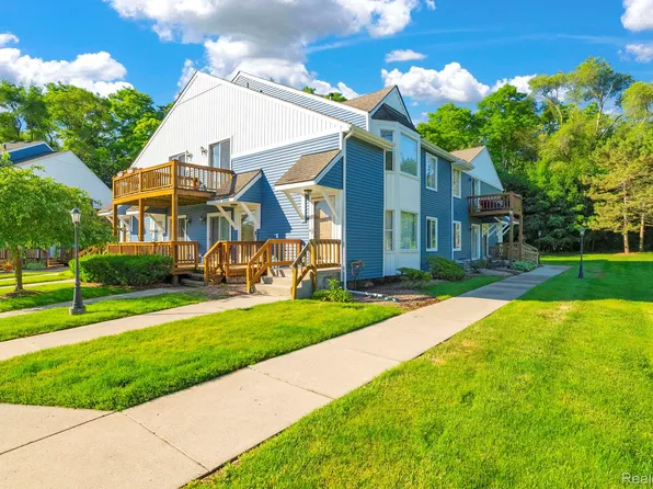 45000 Bayview Dr, Novi, MI 48377