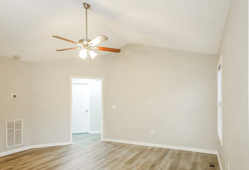 3 bed, 2.0 bath, 1246 sqft, $2,120 — Photo 4