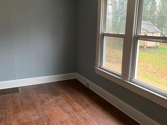 4th image of 904 Marie Ave