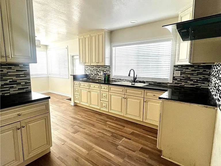 2149 Greenfield Ave — Photo 9