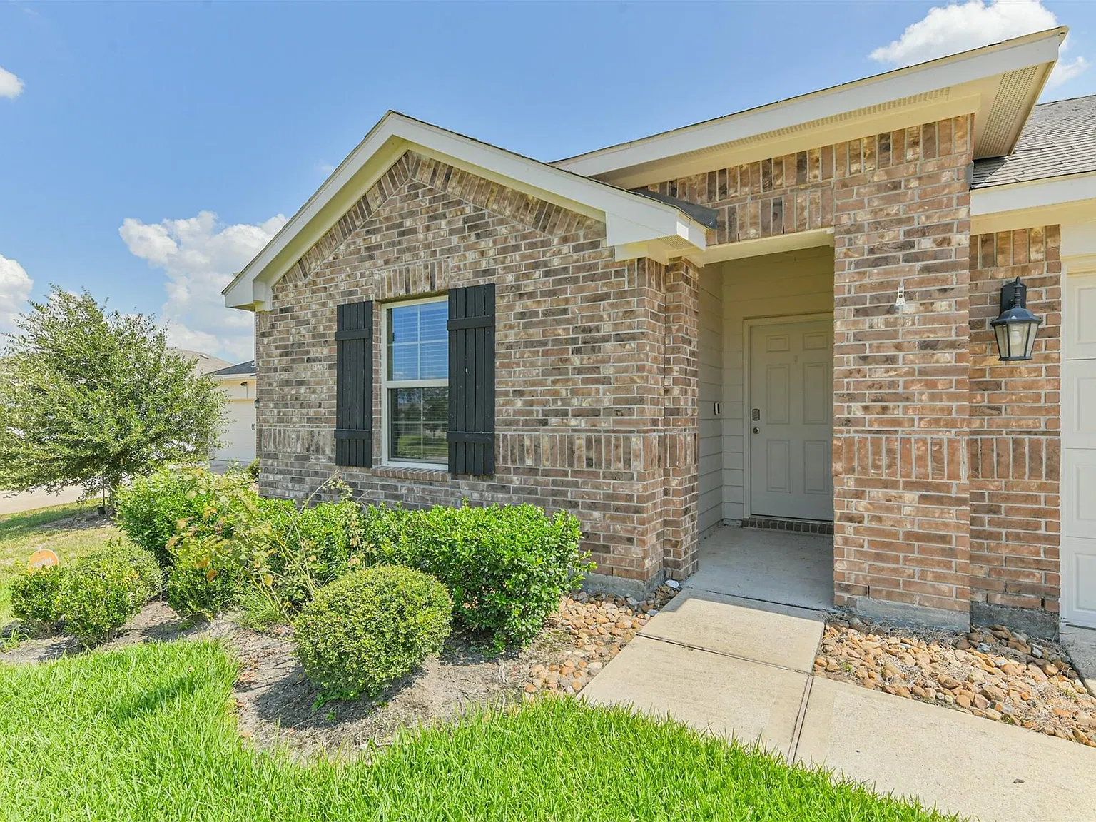 4 bed, 3.0 bath, 2083 sqft, $2,400 — Photo 2